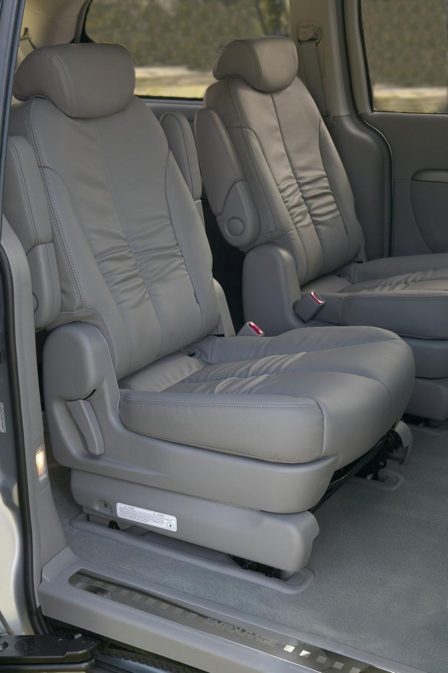  Hyundai Entourage 2006 года  (фото 41 из 46)